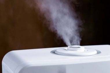 在房子里的超聲波加濕器。加濕。蒸汽