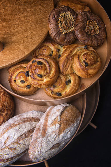 托盘上的各种新鲜烘焙产品图片