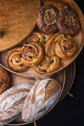 托盘上的各种新鲜烘焙产品图片