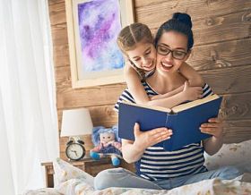 母亲读一本书照片