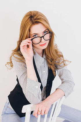 摆在工作室里的金发女郎 