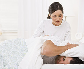 她的丈夫醒来的可爱女人