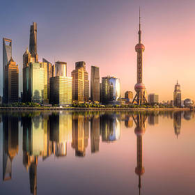上海地平线上的太阳反射水