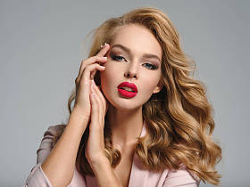 性感红唇金发女人