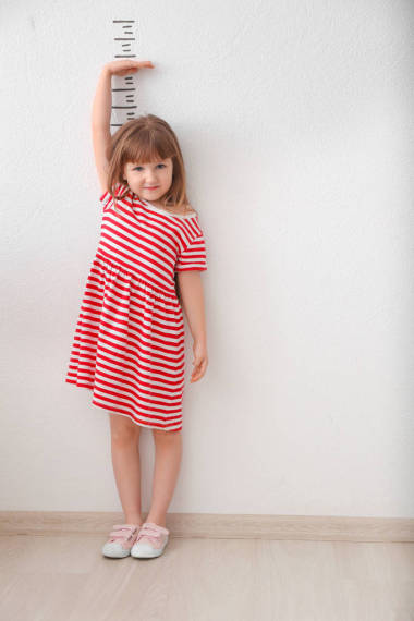 小女孩測(cè)量高度圖片