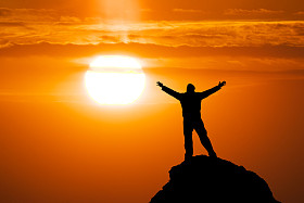 在山的山顶上的人.图片