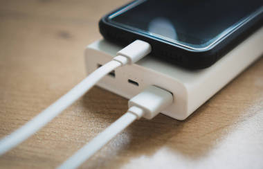 白色電力銀行與智能手機在木表面