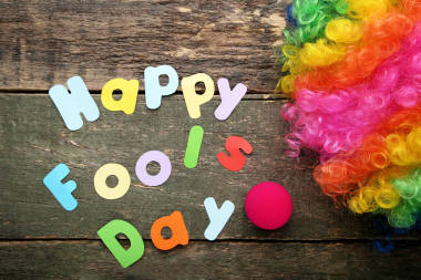 题字愉快的傻瓜天与假发在木