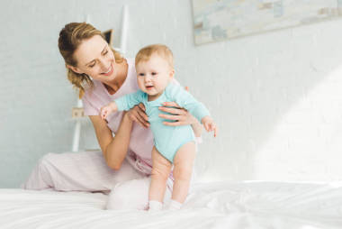 年輕的母親手里抱著嬰兒的女兒
