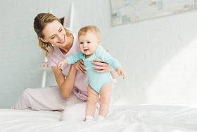 年轻的母亲手里抱着婴儿的女儿