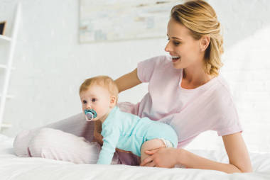 微笑的母親抱著嬰兒假女兒