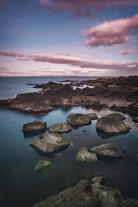 Arild 岩石海滩日落图片