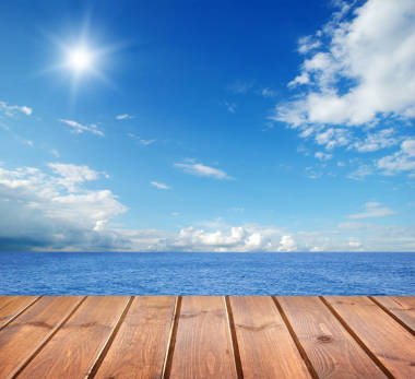  海和木制的平臺照片