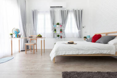 明亮臥室特大床圖片