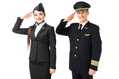 航空公司上尉和空姐敬禮在白色隔離
