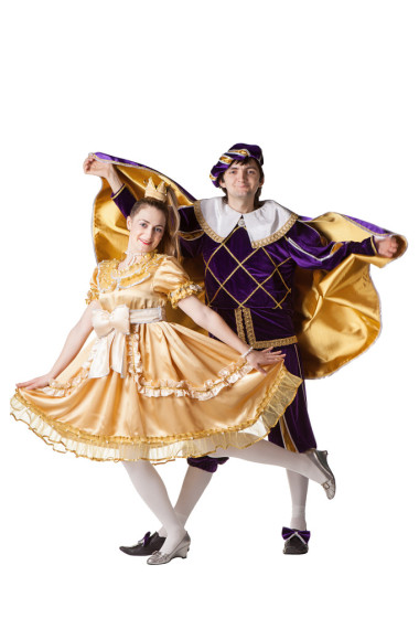 男生和女生穿上盛裝作為王子和公主