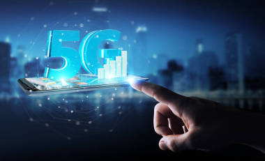 商人使用5g 網絡與手機3d 渲染