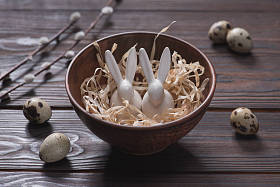 桌上有稻草的复活节兔子图片