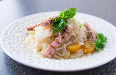 白盤(pán)子配肉和蔬菜的魔芋面