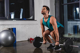 体育厅中杠铃的强力运动员训练