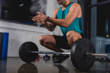 體育鍛煉中杠鈴訓(xùn)練的運(yùn)動(dòng)員的裁剪視圖