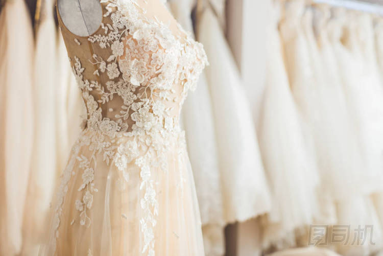 優(yōu)雅的花邊禮服在假人在婚禮時裝店