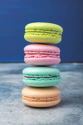 五颜六色的糕点。饼干 macaron 或玛卡龙在蓝色背景。复制空间1