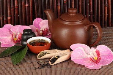 中國茶道在竹桌上竹背景上圖片