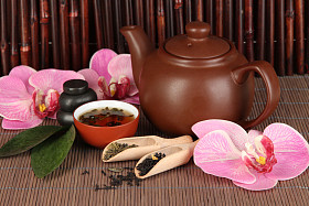 中国茶道在竹桌上竹背景上图片