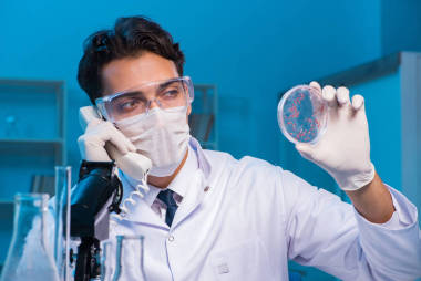 化学助理在化工实验室工作