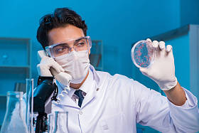 化学助理在化工实验室工作