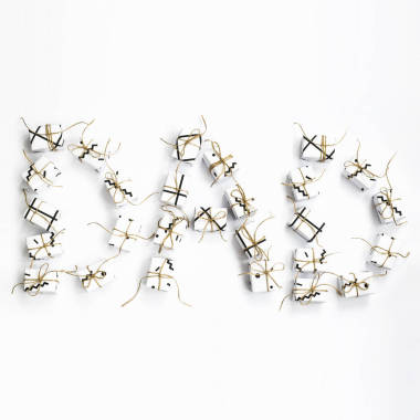 父亲这个词是用白色的小礼物布置的。在白色背景上。父亲节的概念。平躺, 顶部视图