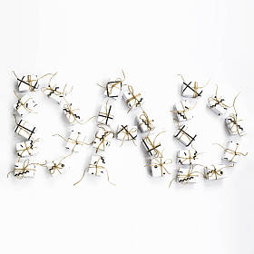 父亲这个词是用白色的小礼物布置的。在白色背景上。父亲节的概念。平躺, 顶部视图