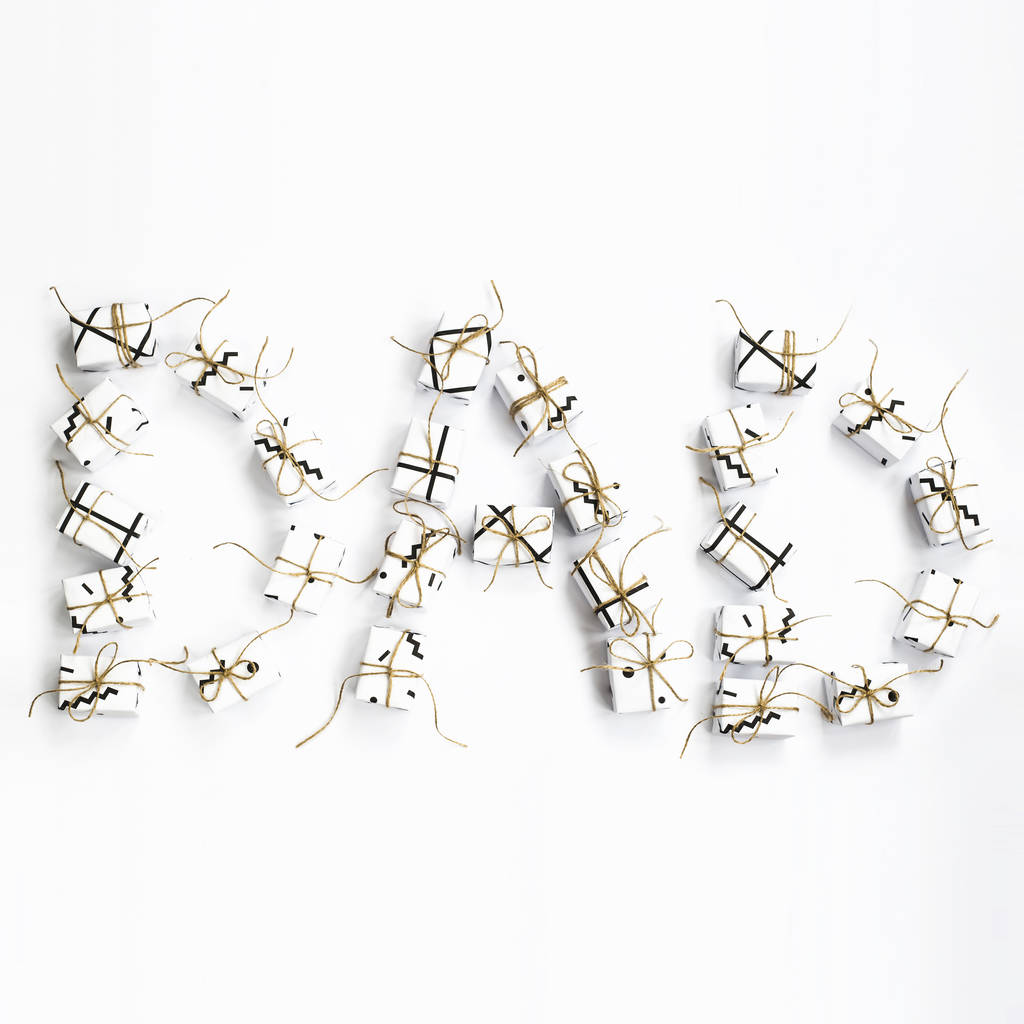 父亲这个词是用白色的小礼物布置的。在白色背景上。父亲节的概念。平躺, 顶部视图