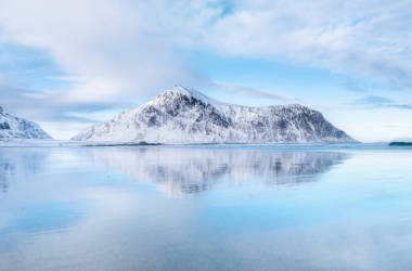山脊和倒影在海边。自然风景在挪