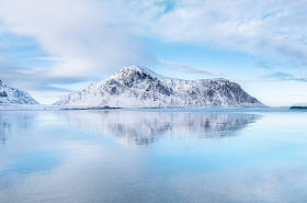 山脊和倒影在海边。自然风景在挪