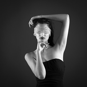 关闭女人受到的眼睛上的纱布戒指。黑白图像