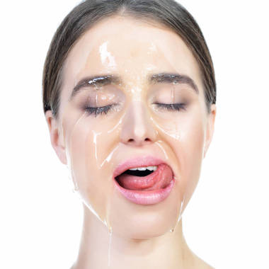 年輕美麗的女人與健康完美的皮膚和蜂蜜 o