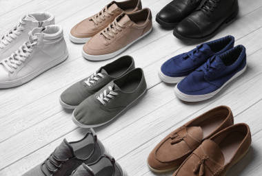 不同的男性鞋在光背景下照片