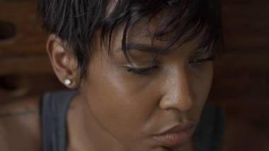 特写混合种族妇女画像在休息期间健身锻