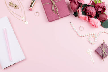 婦女時尚飾品, 花卉, 化妝品和珠寶在粉紅色背景, copyspace