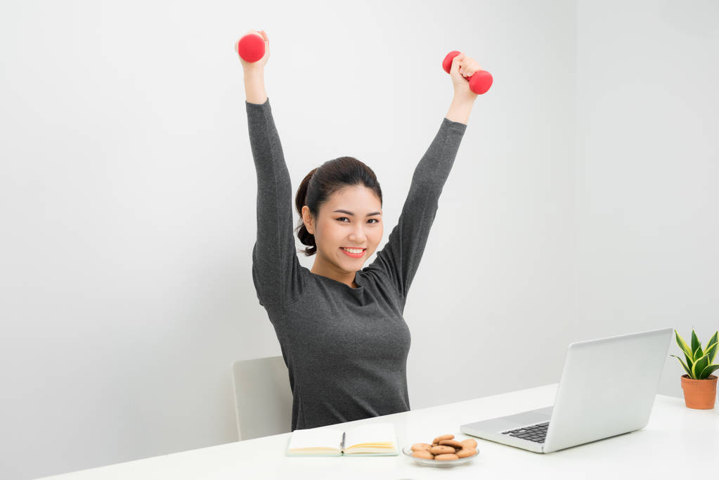 业务工作的女子和她的办公室在体育锻