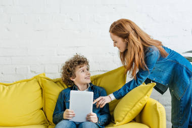 兒子抱著藥片坐在沙發(fā)上由母親 