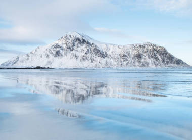 山脊和倒影在海邊。自然風(fēng)景在挪