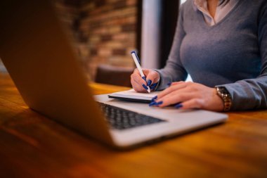 現(xiàn)代學(xué)生在咖啡館學(xué)習(xí)和使用筆記本電腦, 關(guān)閉