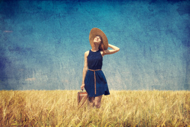 在国家的手提箱的寂寞女孩。在旧的彩色图像 s 照片