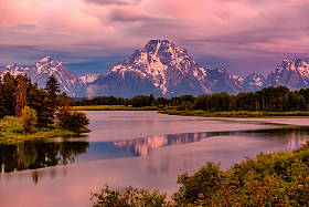 大提顿山从故道弯曲在蛇河日出。大提顿国家公园, 怀俄明州, 美国