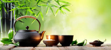 黑鐵亞洲茶壺和綠茶葉杯