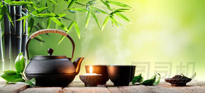 黑鐵亞洲茶壺和綠茶葉杯