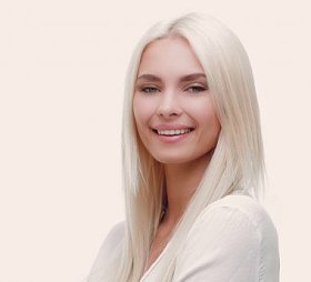 自信的年轻女人的肖像